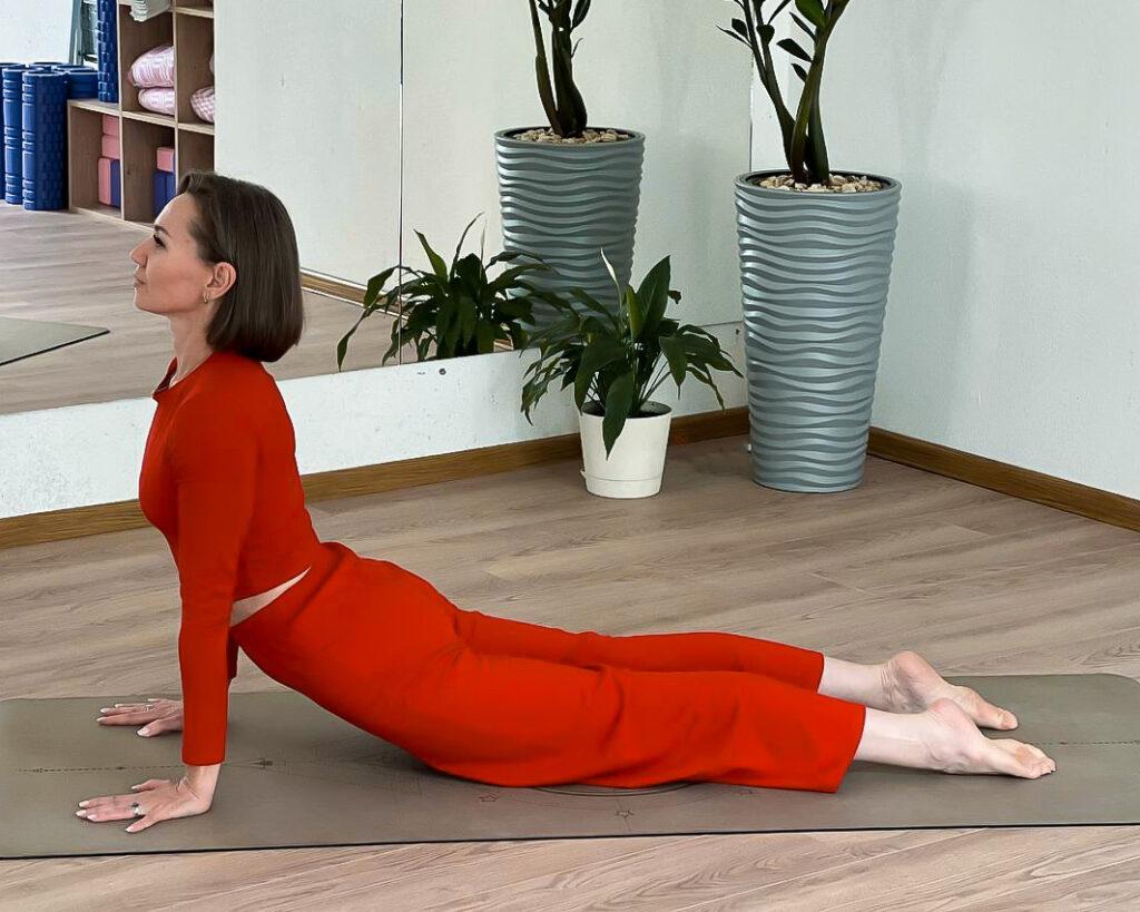 Женщина практикует йогу для здоровья